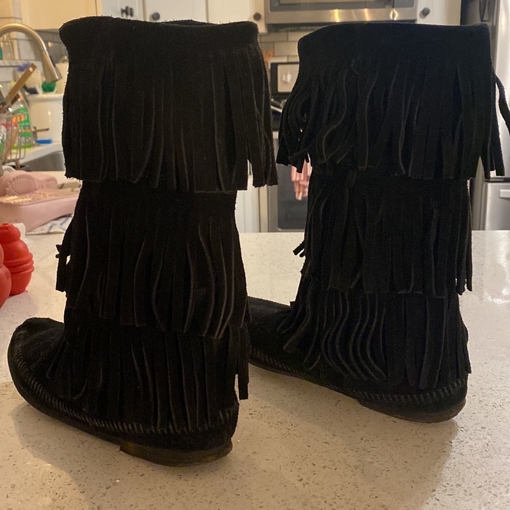 Black fringe Minnetonka boots - Picture 4 of 16